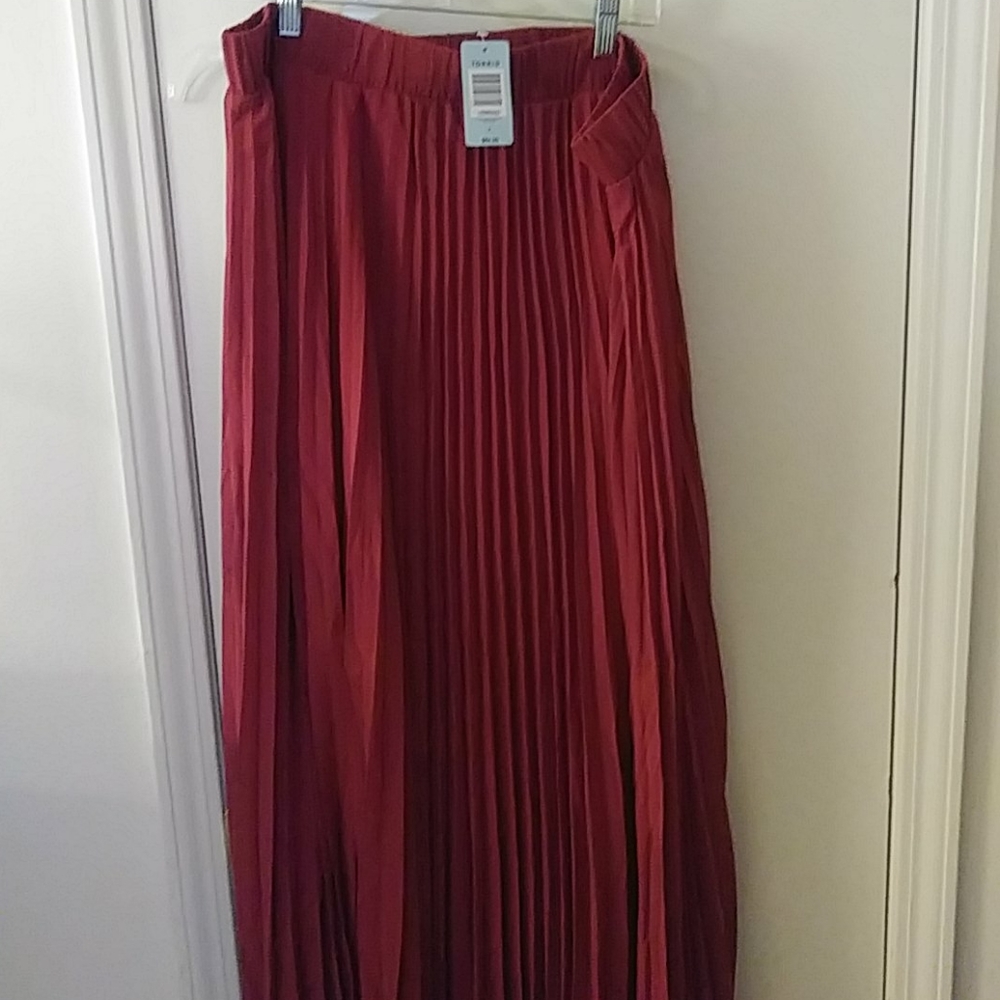 NWT Torrid Rose Pleated Full Length Skirt